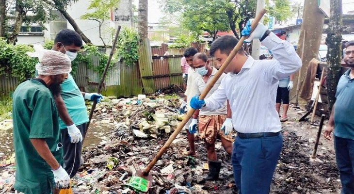 কলাপাড়ায় পরিষ্কার পরিচ্ছন্নতা কাজে নির্বাহী কর্মকর্তা ইয়াসীন সাদেক