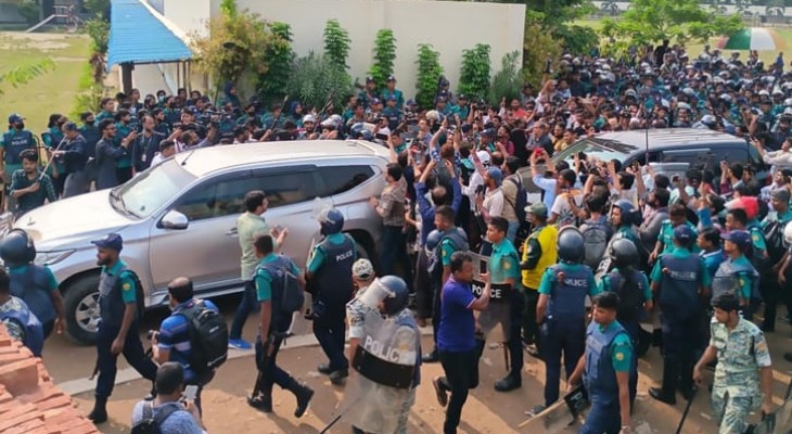 শিক্ষার্থীদের বাধা, আবারো কলেজে ফিরলেন দুই উপদেষ্টা ও প্রেস সচিব