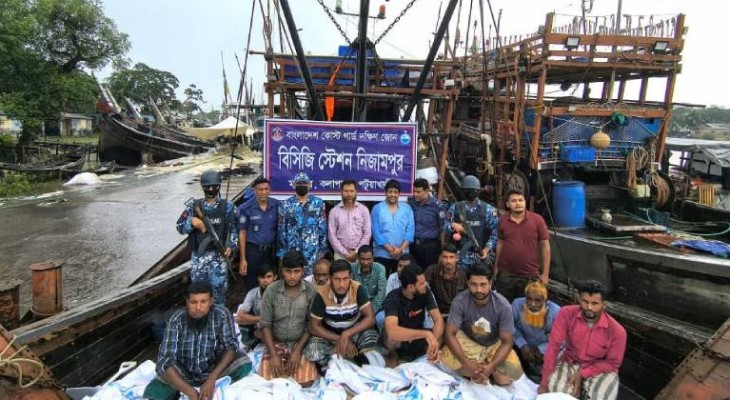 কুয়াকাটার মহিপুরে দুই ট্রলিং বোট ও বেহুন্দী জালসহ ১২ জেলে আটক