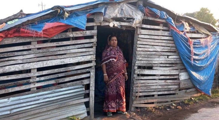 গলাচিপায় অসহায় এক নারীর আর্তনাদ, পথে পথে ঘুরছে