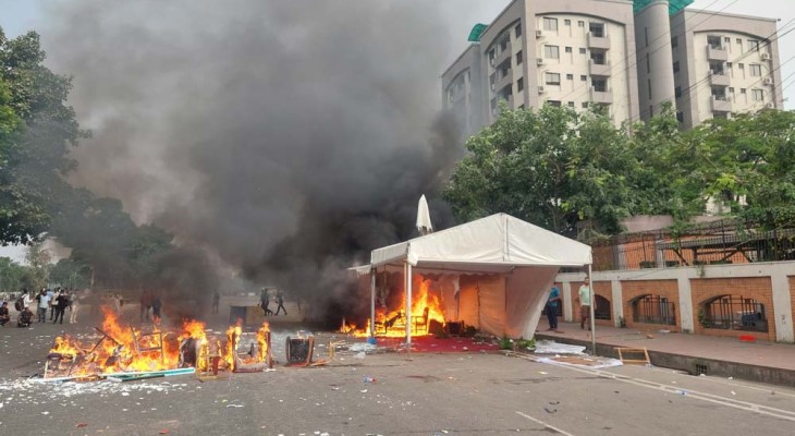 পুলিশের সঙ্গে জুলাই যোদ্ধাদের সংঘর্ষ, গাড়ি ভাঙচুর-সড়কে আগুন