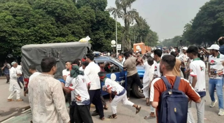 সংসদ ভবনের সামনে জুলাই যোদ্ধাদের সঙ্গে পুলিশের ধাওয়া-পাল্টা ধাওয়া
