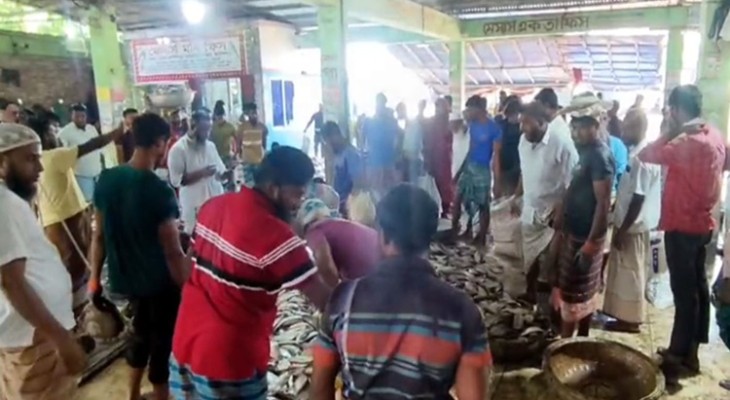 ইলিশ নিয়ে তীরে ফিরছেন জেলেরা