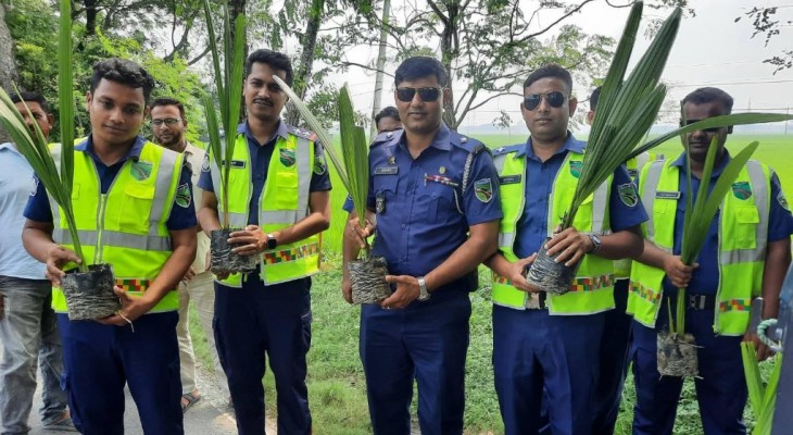 বজ্রপাত প্রতিরোধ ও পরিবেশ রক্ষায় ঝিনাইদহে পুলিশের তালগাছ রোপণ