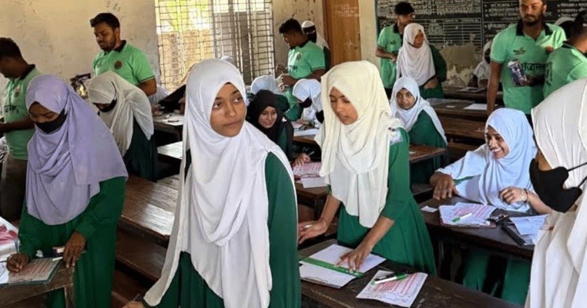 পরীক্ষা চলাকালে হলে প্রবেশ করে ছাত্রদল নেতার কলম-চকলেট বিতরণ