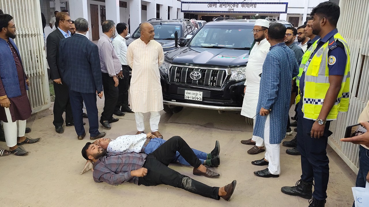 ভোলা-বরিশাল সেতুর দাবিতে তিন উপদেষ্টাকে অবরুদ্ধ করলেন স্থানীয়রা