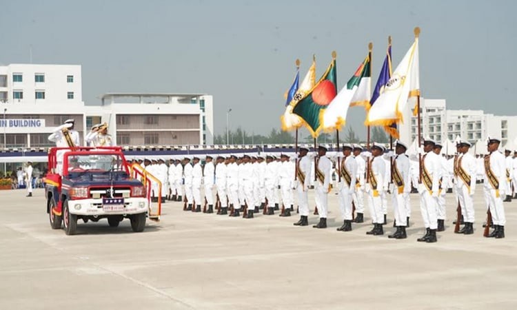কলাপাড়ায় নৌবাহিনীর নবীন নাবিকদের শিক্ষা সমাপনী কুচকাওয়াজ অনুষ্ঠিত