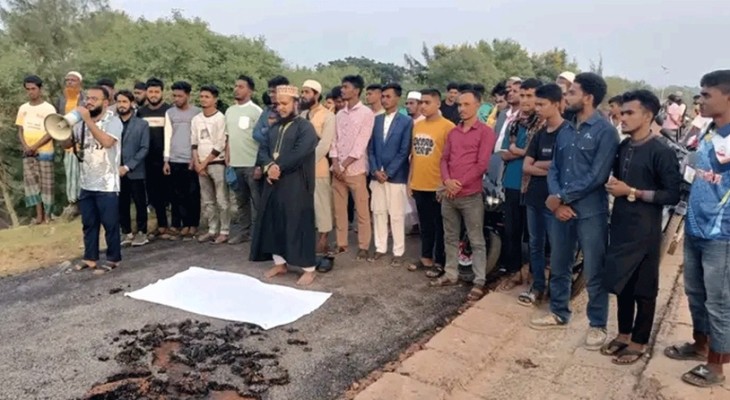 কলাপাড়ায় রাস্তা নির্মাণে অনিয়ম, প্রতিকী জানাযা পড়েন এলাকাবাসী