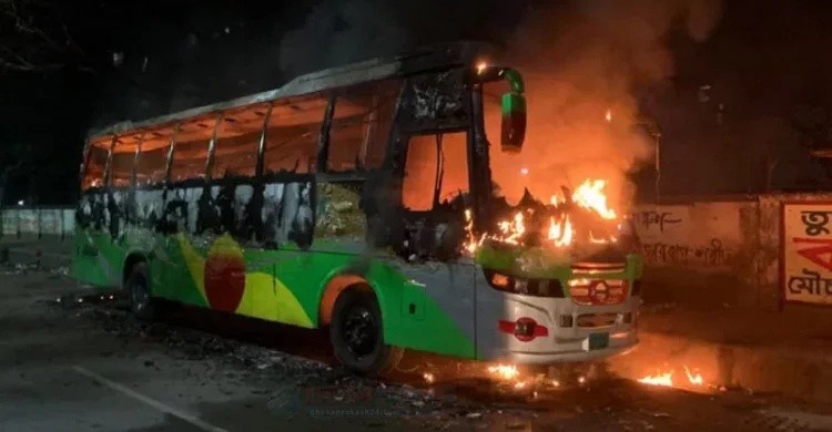 মধ্যরাতে রাজধানীর তিন স্থানে তিন বাস ও প্রাইভেটকারে আগুন