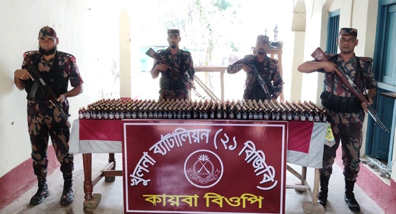 যশোরের শার্শা সীমান্ত থেকে ৩৮৯ বোতল ভারতীয় উইন্সেরেক্স সিরাপ উদ্ধার