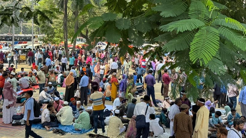 তিন দফা দাবিতে কেন্দ্রীয় শহীদ মিনারে প্রাথমিক শিক্ষকদের লাগাতার অবস্থান