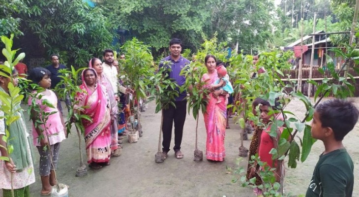 বাগেরহাটে কন্যাসন্তানকে স্বাগত জানিয়ে গ্রামজুড়ে ফলের গাছ বিতরণ