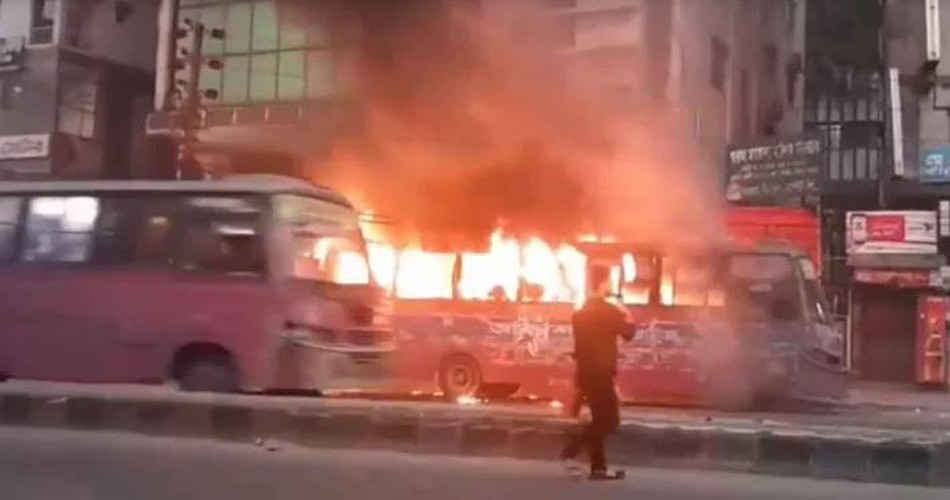 রাজধানীর মেরুল বাড্ডা ও শাহজাদপুর এলাকায় দুইটি বাসে আগুন