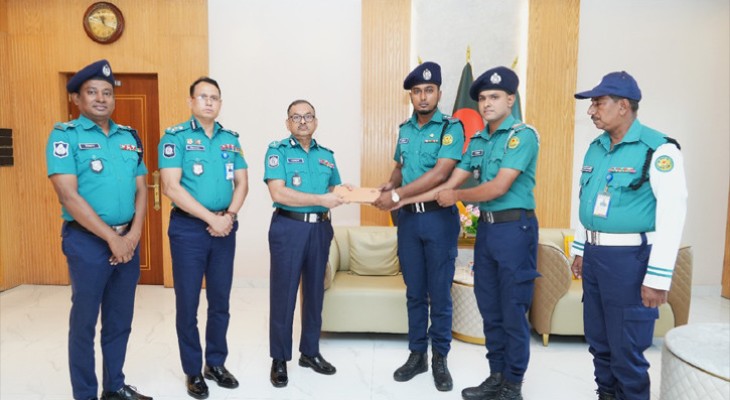 দুষ্কৃতকারীকে হাতেনাতে গ্রেফতার করে পুরস্কৃত হলেন তিন পুলিশ