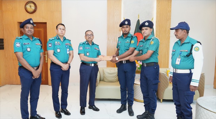 দুষ্কৃতকারীকে হাতেনাতে গ্রেফতার করে পুরস্কৃত হলেন তিন পুলিশ