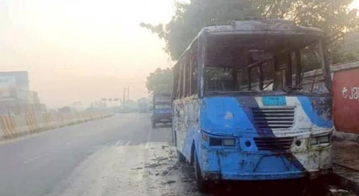 নারায়ণগঞ্জের সিদ্ধিরগঞ্জে সড়কে দাঁড়িয়ে থাকা যাত্রীবাহী বাসে আগুন