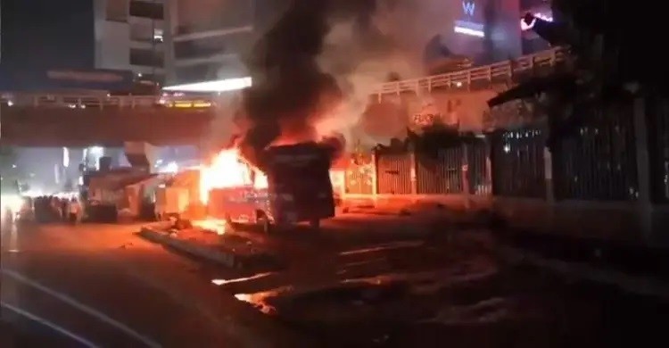 রাজধানীর রামপুরায় টিভি গেটের সামনে বাসে আগুন
