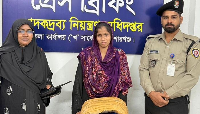 কিশোরগঞ্জের ভৈরবে নারীর কোমরে বাঁধা ৪ কেজি গাঁজা উদ্ধার