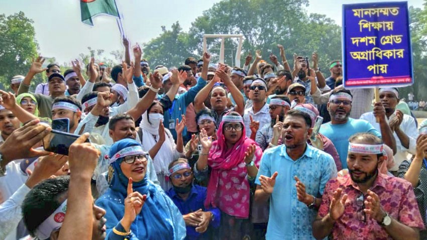 সরকারের আশ্বাসে প্রাথমিক শিক্ষকদের কর্মবিরতি আপাতত স্থগিত