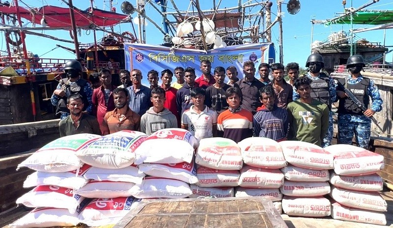 সেন্টমার্টিনে মিয়ানমারগামী খাদ্য ও নির্মাণ সামগ্রীসহ ২২ পাচারকারী আটক