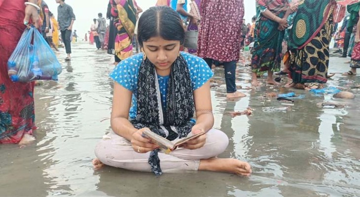 কুয়াকাটায় রাস উৎসব গঙ্গাস্নানে মত্ত হাজারো পুণ্যার্থী