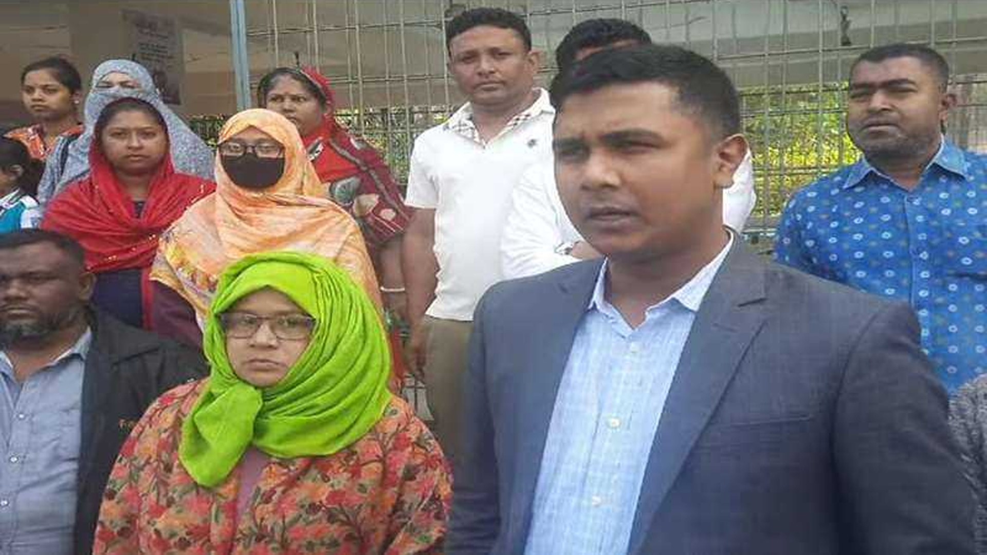 কলাপাড়ায় বিদ্যালয়ের গেটের তালা ভেঙে পরীক্ষা গ্রহণ