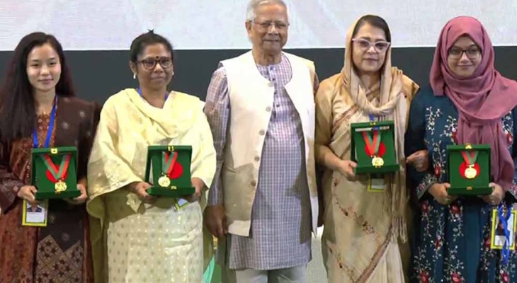 চার নারীর হাতে বেগম রোকেয়া পদক তুলে দিলেন প্রধান উপদেষ্টা