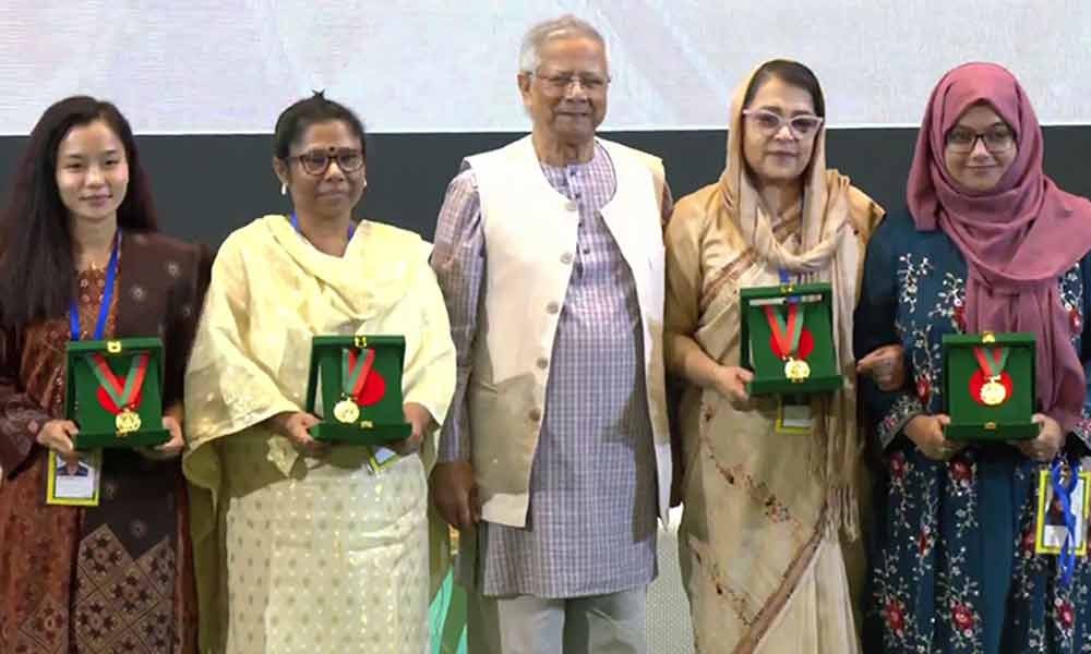 চার নারীর হাতে বেগম রোকেয়া পদক তুলে দিলেন প্রধান উপদেষ্টা