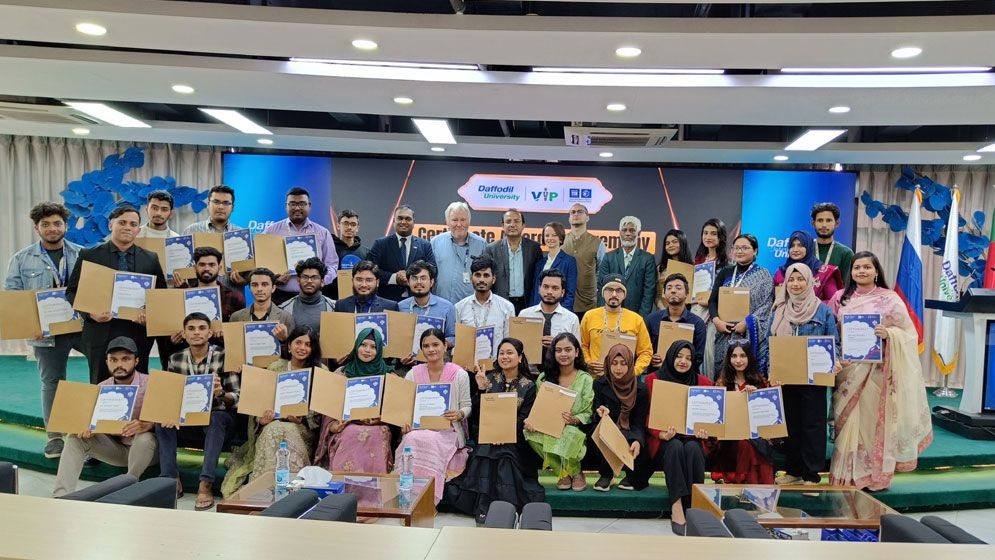 ড্যাফোডিল ইউনিভার্সিটিতে রুশ ভাষা শর্ট কোর্সের সার্টিফিকেট বিতরণী