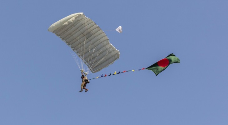 বিজয় দিবসে পতাকা হাতে প্যারাস্যুটিংয়ে বাংলাদেশের বিশ্ব রেকর্ড