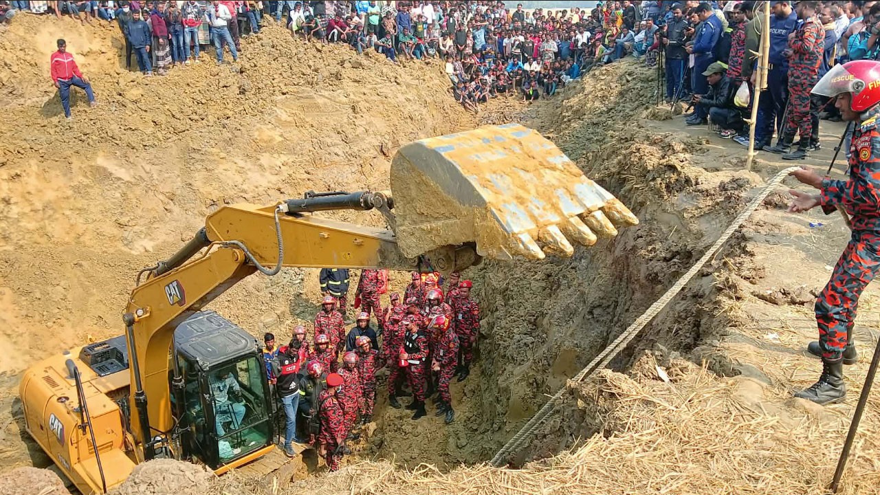 ৪২ ফুট গভীরেও সন্ধান মেলেনি সাজিদের, আরো খননের সিদ্ধান্ত