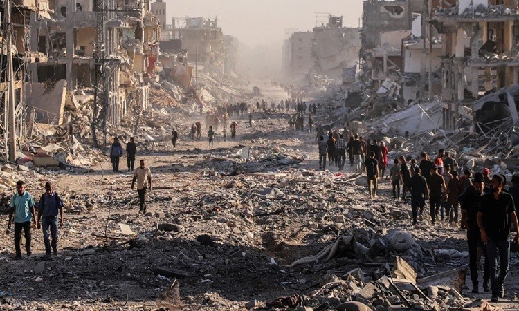 দখলদার সেনাবাহিনী প্রত্যাহারের পর মানুষের গাজা শহরে ফিরে আসার একটি দৃশ্য।