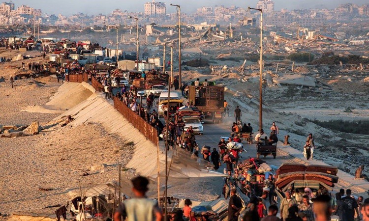 গাজা শহরে লক্ষ লক্ষ মানুষের ফিরে আসার একটি দৃশ্য।