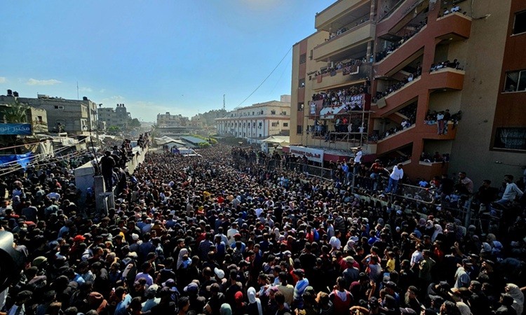 স্তব্ধ শহর, অশ্রুসিক্ত জনসমুদ্র। কিছু বিদায় এতটাই ভারী হয় যে, গোটা শহর একসঙ্গে কাঁদে।