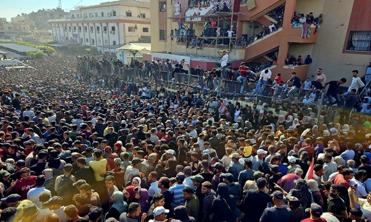 মানুষের ভালোবাসাই শেষ কথা বলে। এই জনস্রোত প্রমাণ করে, আপনি বেঁচে থাকবেন লক্ষ কোটি মানুষের হৃদয়ে।