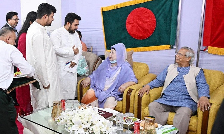 সেনাকুঞ্জে সশস্ত্র বাহিনী দিবস উপলক্ষে প্রফেসর মুহাম্মদ ইউনূস ও বেগম খালেদা জিয়ার সঙ্গে সৌজন্য বিনিময় করেন এনসিপির আহ্বায়ক নাহিদ ইসলাম