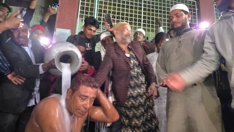 দুধ দিয়ে গোসল করে জামায়াতে যোগ দিলেন মৎস্যজীবী দলনেতা