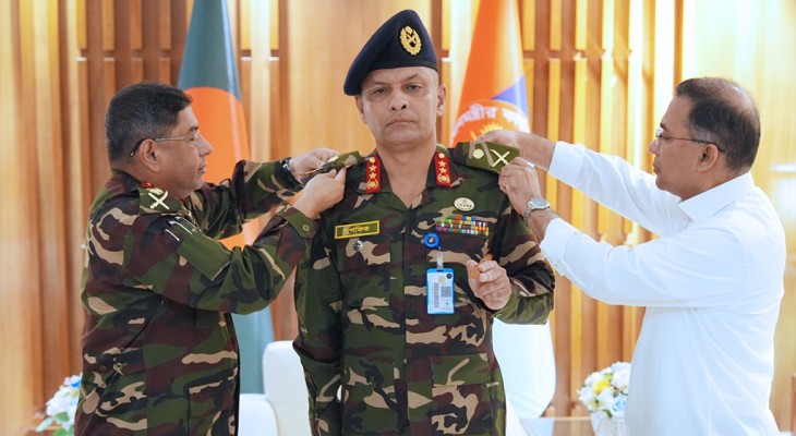 পদোন্নতিপ্রাপ্ত দুই সেনা কর্মকর্তাকে র‌্যাঙ্ক ব্যাজ পরালেন প্রধানমন্ত্রী
