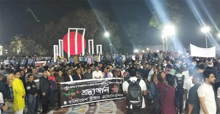 শ্রদ্ধা জানাতে কেন্দ্রীয় শহীদ মিনারে মানুষের ঢল