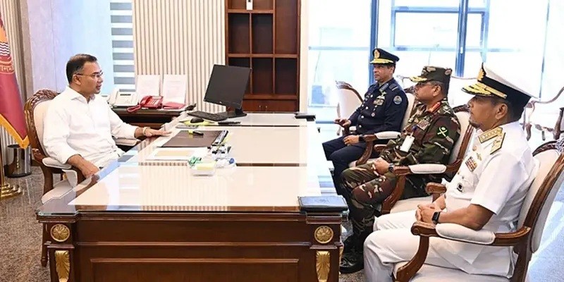 প্রধানমন্ত্রীর সঙ্গে তিন বাহিনী প্রধানের সৌজন্য সাক্ষাৎ