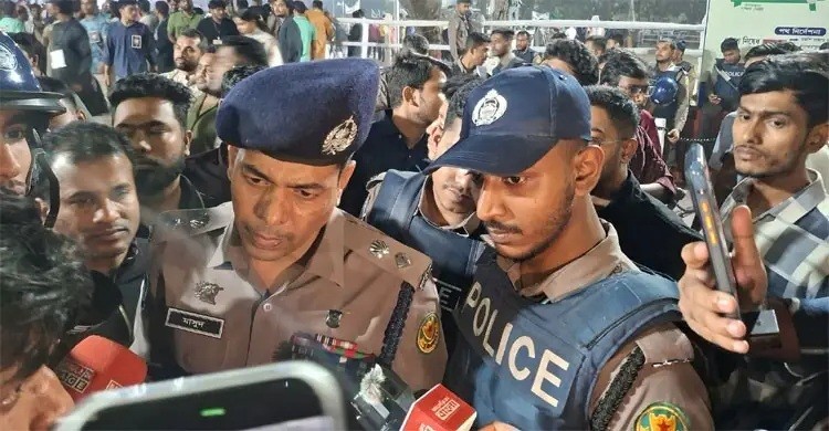 কেন্দ্রীয় শহীদ মিনারে আইফোনসহ ১২ মোবাইল চুরি