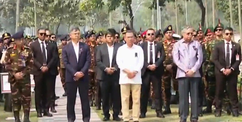 পিলখানা হত্যাকাণ্ডে শহীদদের কবরে রাষ্ট্রপতি ও প্রধানমন্ত্রীর শ্রদ্ধা