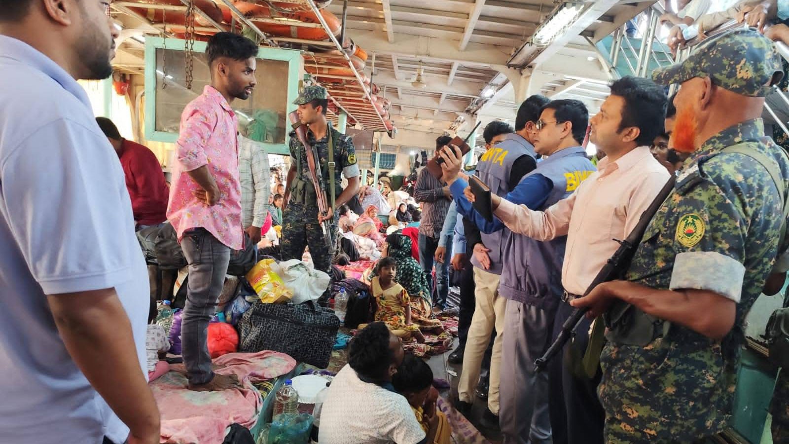পটুয়াখালী লঞ্চঘাটে অভিযান, পাঁচ লঞ্চ থেকে শতাধিক তোশক জব্দ