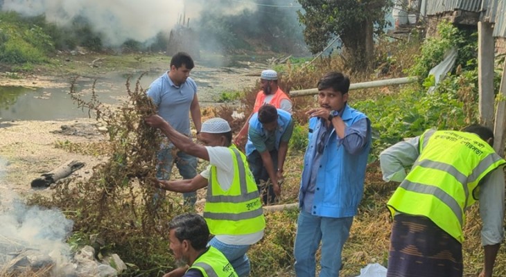 ডেঙ্গু প্রতিরোধ দিবসে কুয়াকাটা খালে পরিচ্ছন্নতা অভিযান