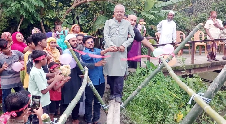 বরিশালে লাল ফিতা কেটে বাঁশের সাঁকো উদ্বোধন করলেন বিএনপি নেতা