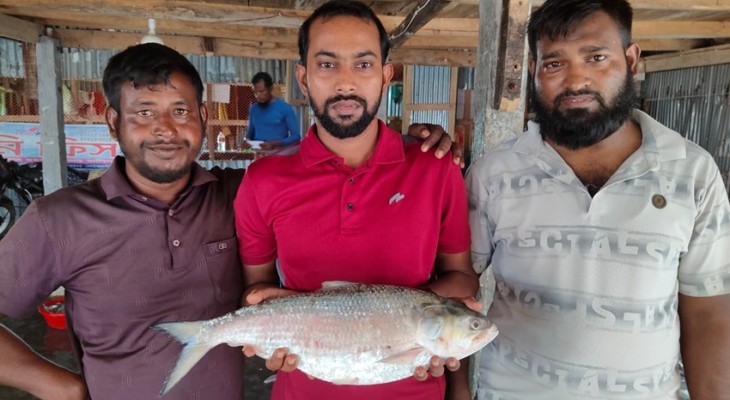 কুয়াকাটায় বড় আকৃতির এক ইলিশ বিক্রি ৭ হাজার টাকায়