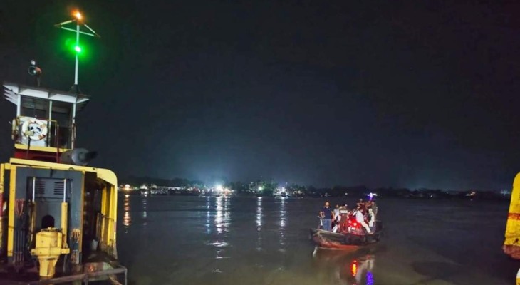 খুলনার জেলখানা ঘাট এলাকায় ফেরির ধাক্কায় ট্রলারডুবি, ৩৫ যাত্রী উদ্ধার