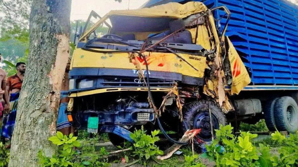 শার্শায় নিয়ন্ত্রণ হারিয়ে গাছে কভার্ড ভ্যানের ধাক্কা, চালকের সহকারী নিহত