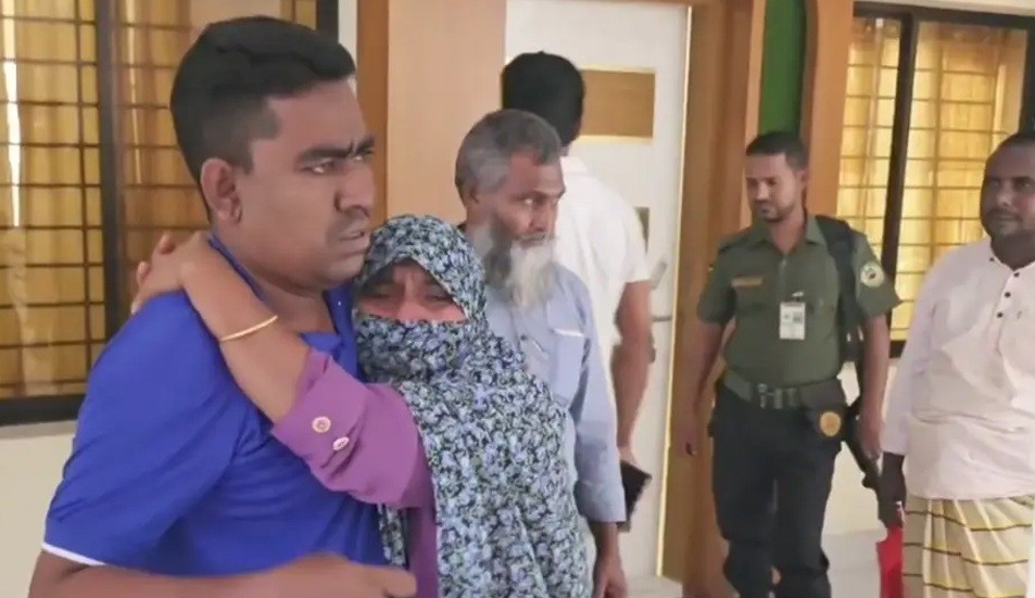 পাবনার সাঁথিয়ায় ম্যাজিস্ট্রেটের মধ্যস্থতায় ছেলের ঘরে ফিরলেন মা
