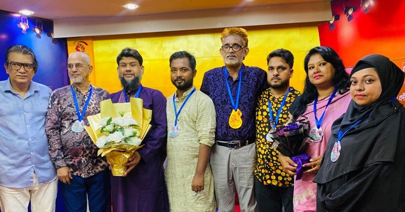 স্বেচ্ছায় রক্তদানে উৎসাহিত করতে রক্তদাতাদের সম্মাননা প্রদান 